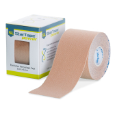 einzelne Rolle Tape in beige neben der Verpackung